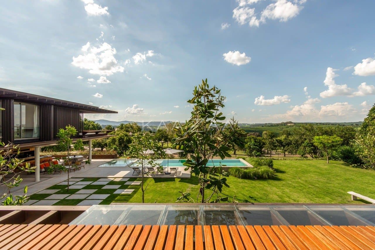 Casa contemporânea feita para interagir com a natureza ao redor. Projeto na Quinta da Baroneza. - Foto 49