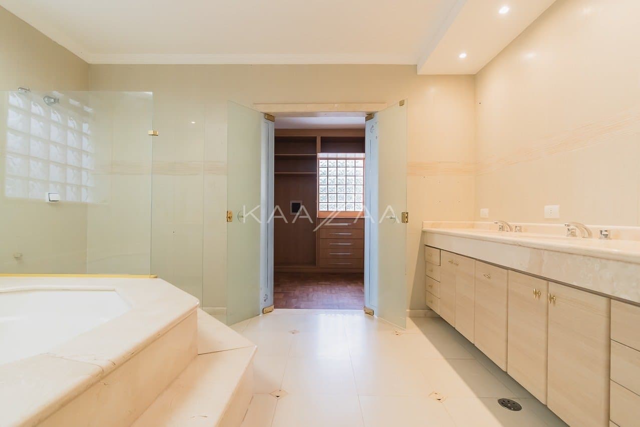 Ambientes leves e espaçosos, nesta casa de 480m² com 4 suítes no Jardim Paulista. - Foto 35