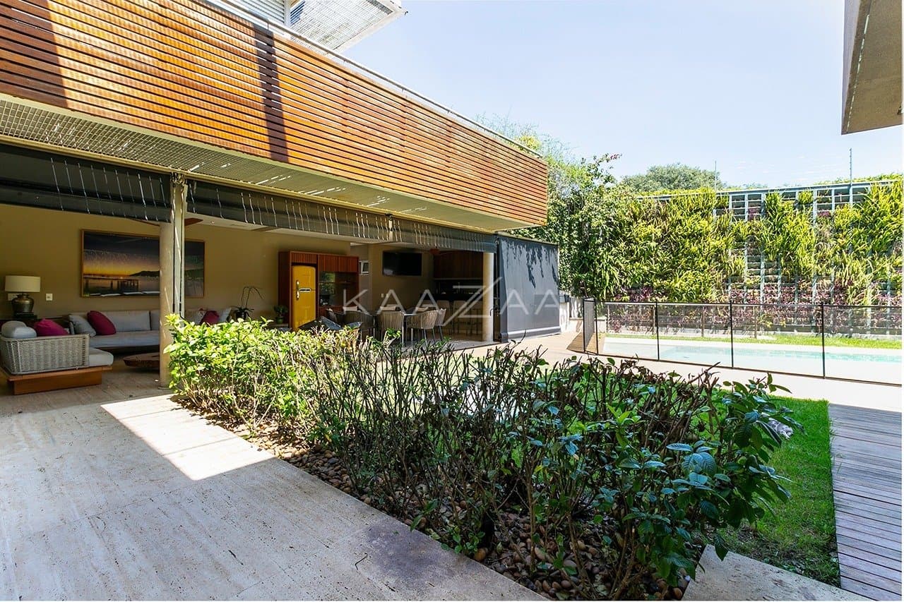Casa com clima incrível, ótimo espaço de lazer e jardim ensolarado, no bairro Boaçava. - Foto 6