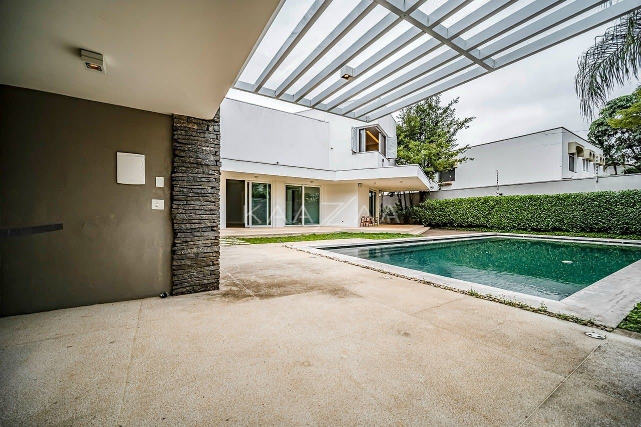 Que tal viver rodeado de muito verde em plena cidade grande? Esta casa no Jardim Lusitânia pode te proporcionar isso. - Foto 9
