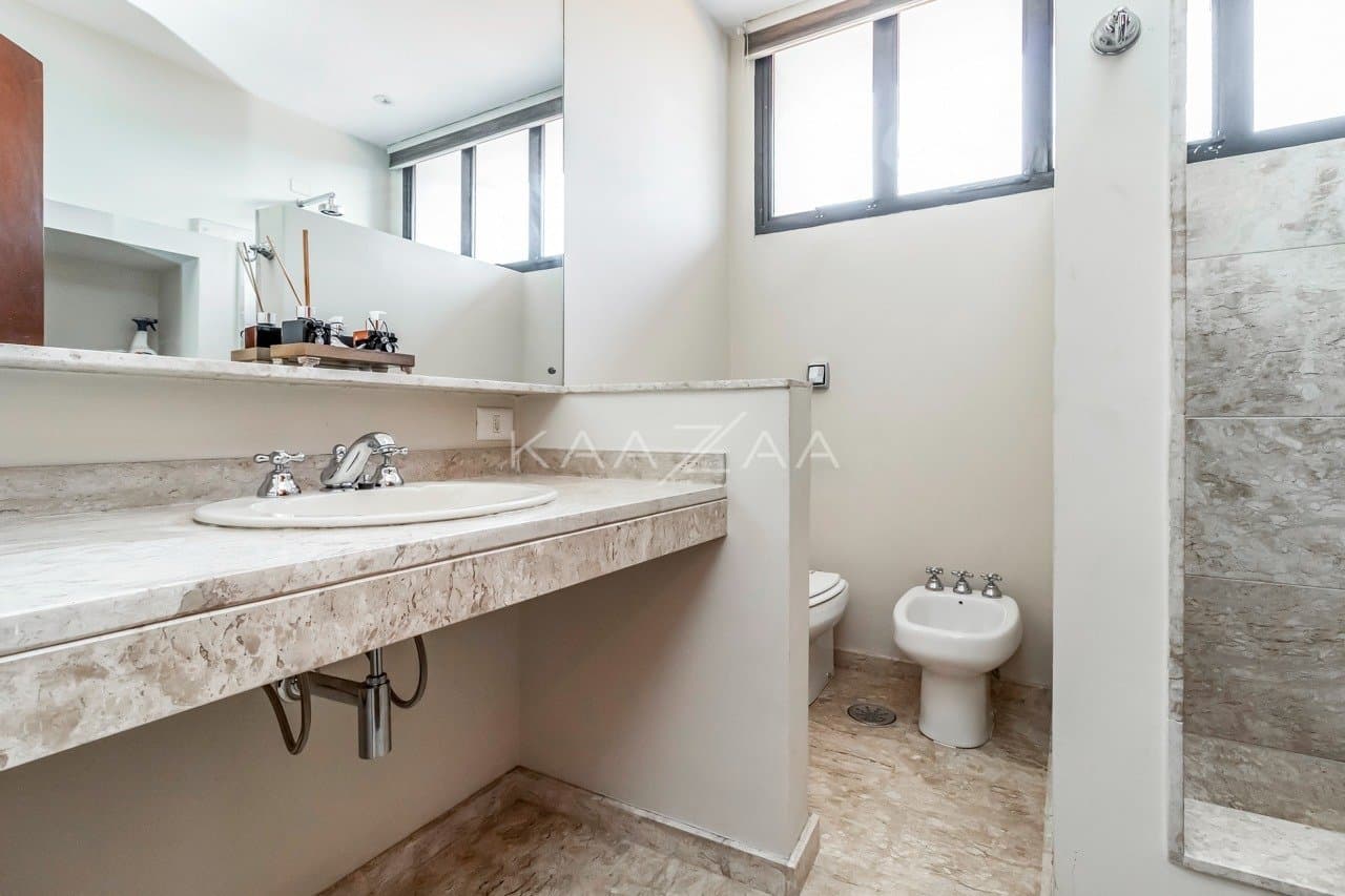 Casa deliciosa com lindo jardim e 4 suítes. Reformada, no Jardim Guedala. - Foto 55