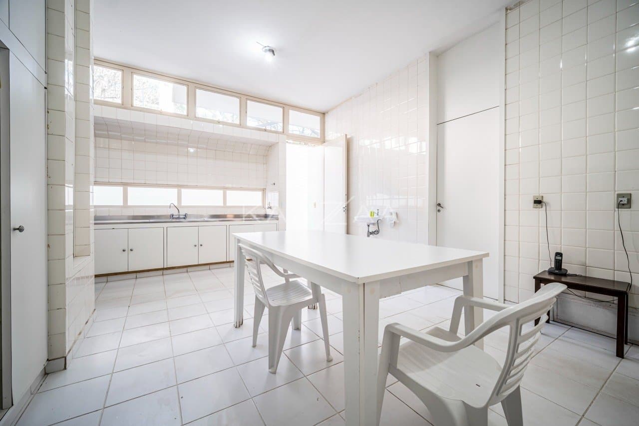 Excelente casa modernista, com lindo jardim em um amplo terreno no Jardim Europa. - Foto 27