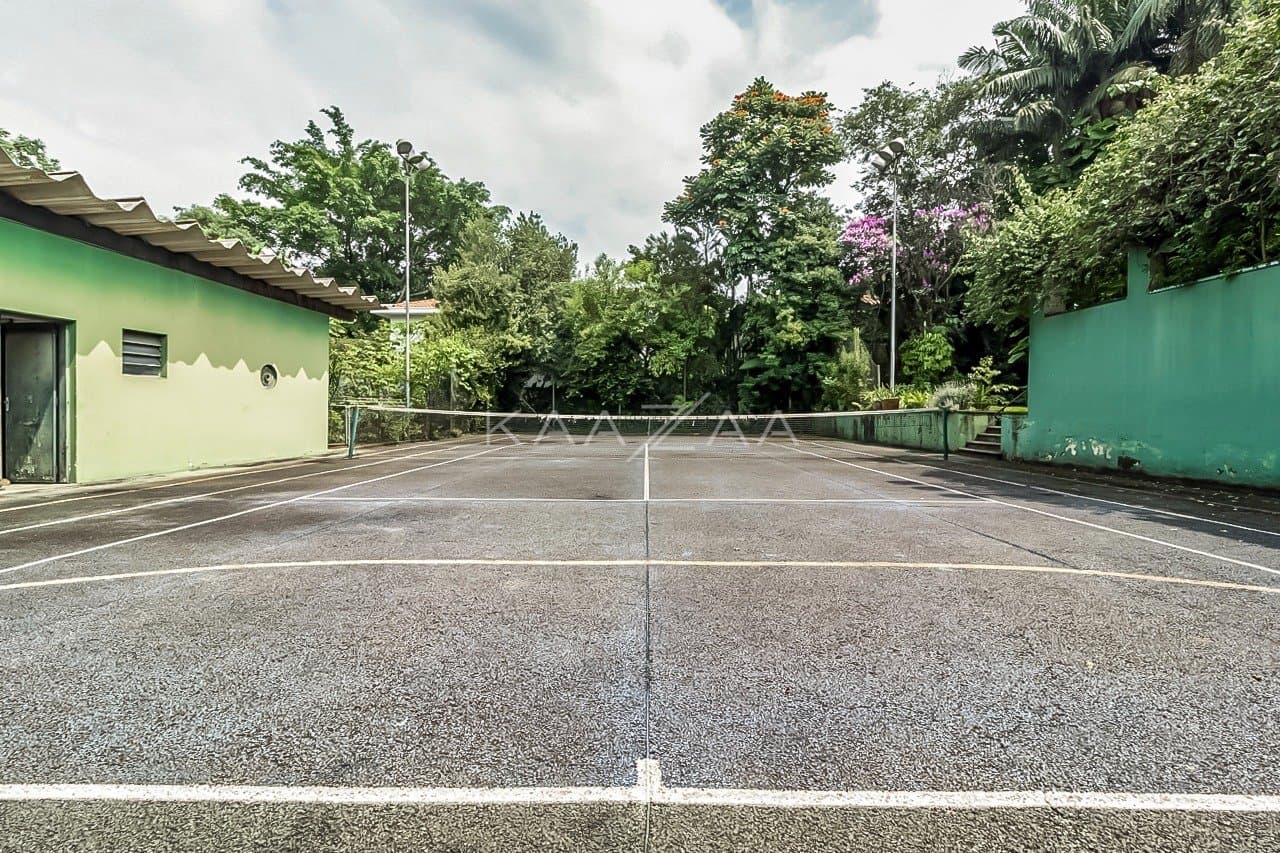 Casa cheia de potencial para reforma, com 1600 m² de terreno e um jardim exuberante em Alto de Pinheiros. - Foto 8