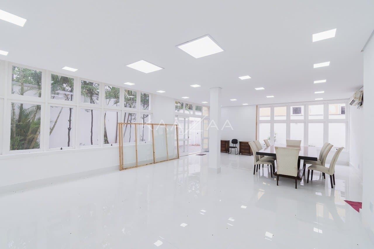 Ambientes leves e espaçosos, nesta casa de 480m² com 4 suítes no Jardim Paulista. - Foto 6