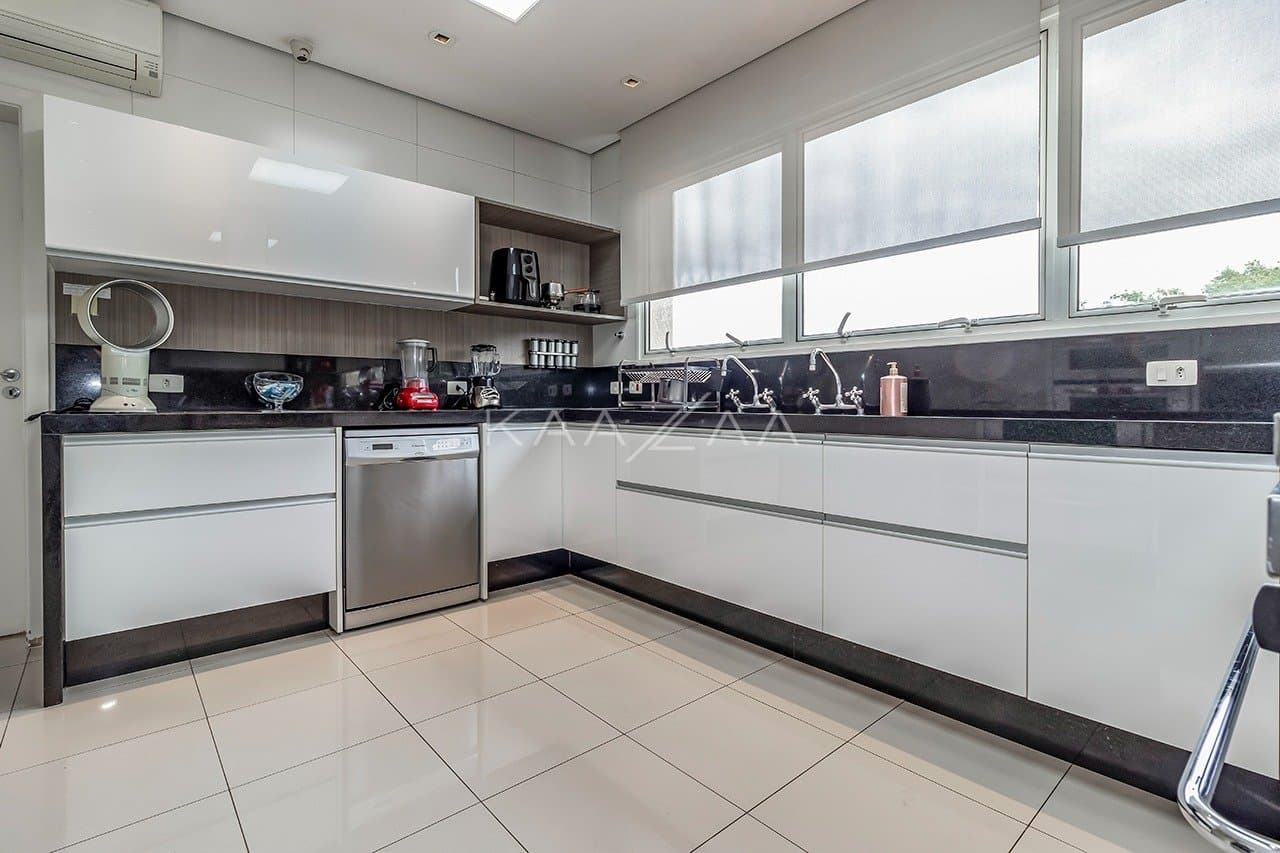 Ambientes suntuosos, planta ampla e vista panorâmica. Apartamento neoclássico no Jardim Guedala. - Foto 29