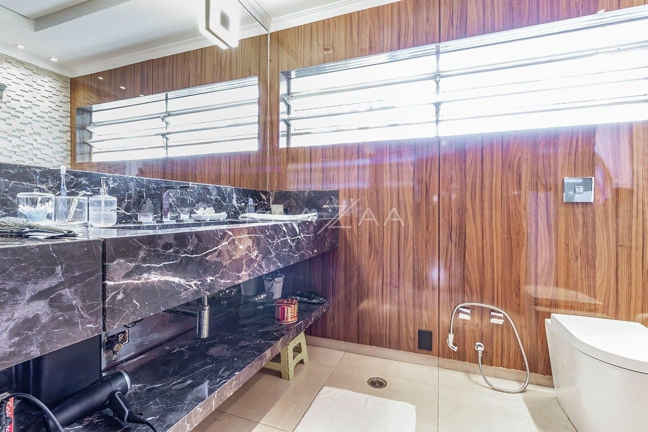 Casa pensada com bom gosto, materiais de primeira e muita brecha para o sossego. Em Alto de Pinheiros. - Foto 23