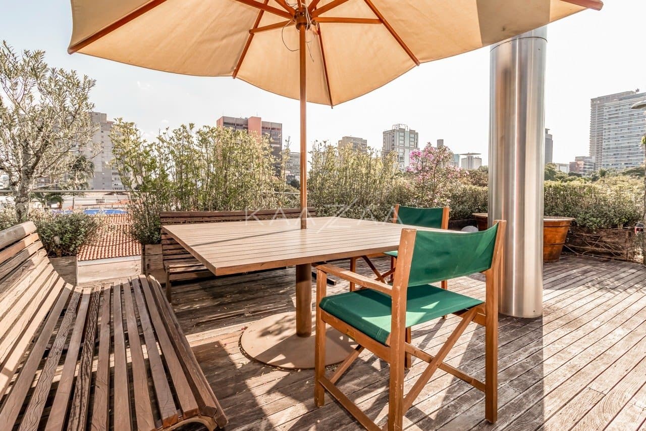 Uma mescla entre natureza e cidade grande se encontra nesta casa no Jardim Paulistano. - Foto 35