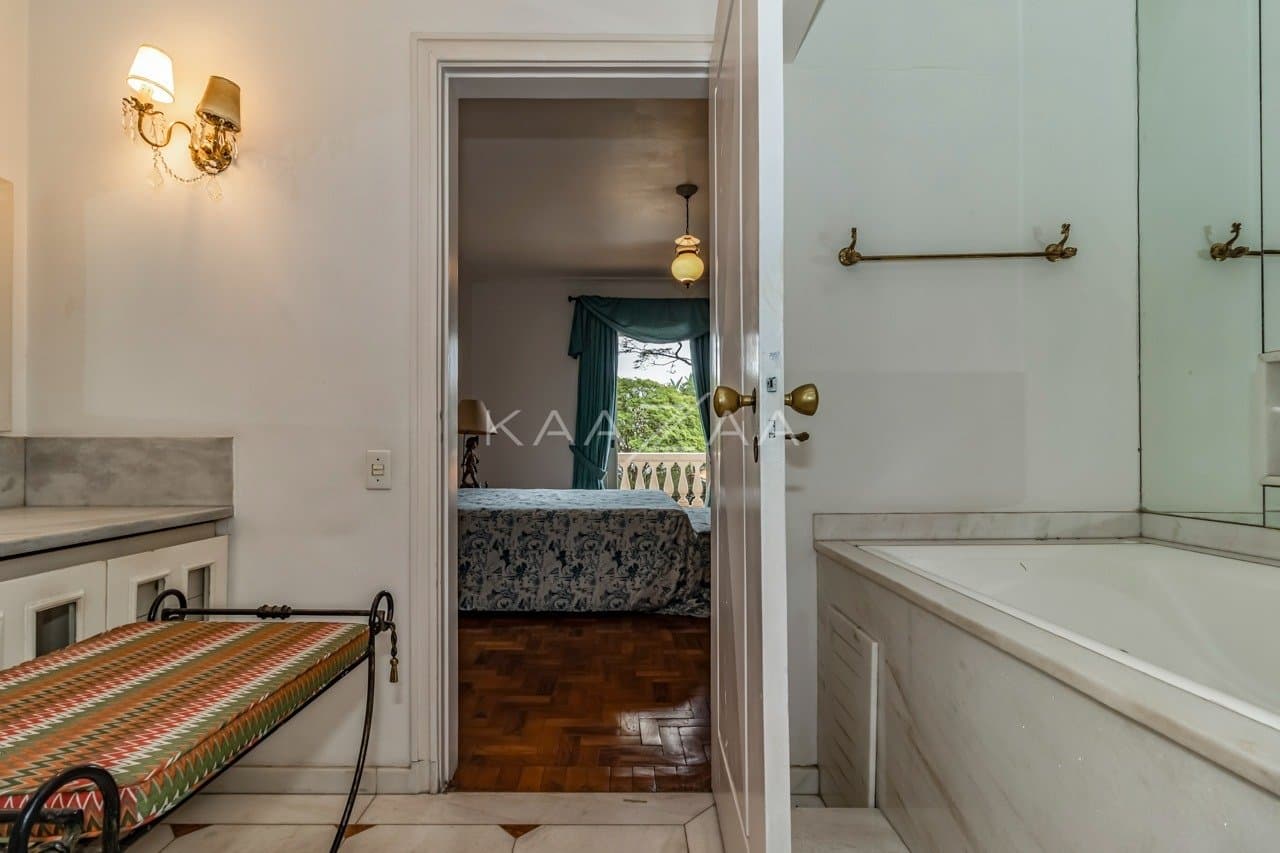 Casa clássica na Cidade Jardim com 4 suítes, piscina e terreno delicioso. - Foto 47