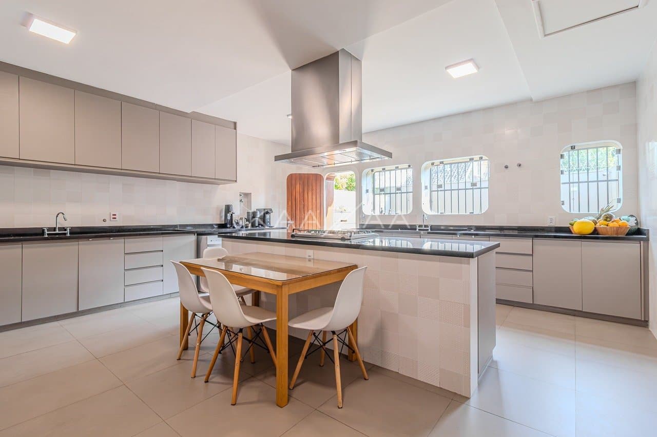 Casa completa em lazer, amplitude e privacidade, com 5 suítes. Em ótima localização na Cidade Jardim. - Foto 56