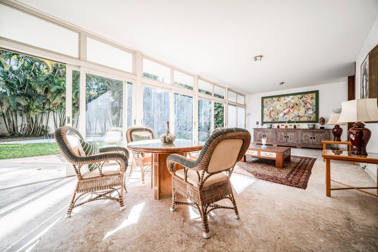 Excelente casa modernista, com lindo jardim em um amplo terreno no Jardim Europa. - Foto 1