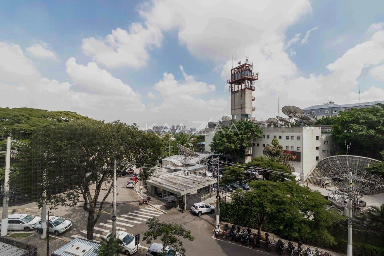 Muito vidro e luz natural com vista para as árvores. Apartamento no Jardim Guedala. - Foto 32