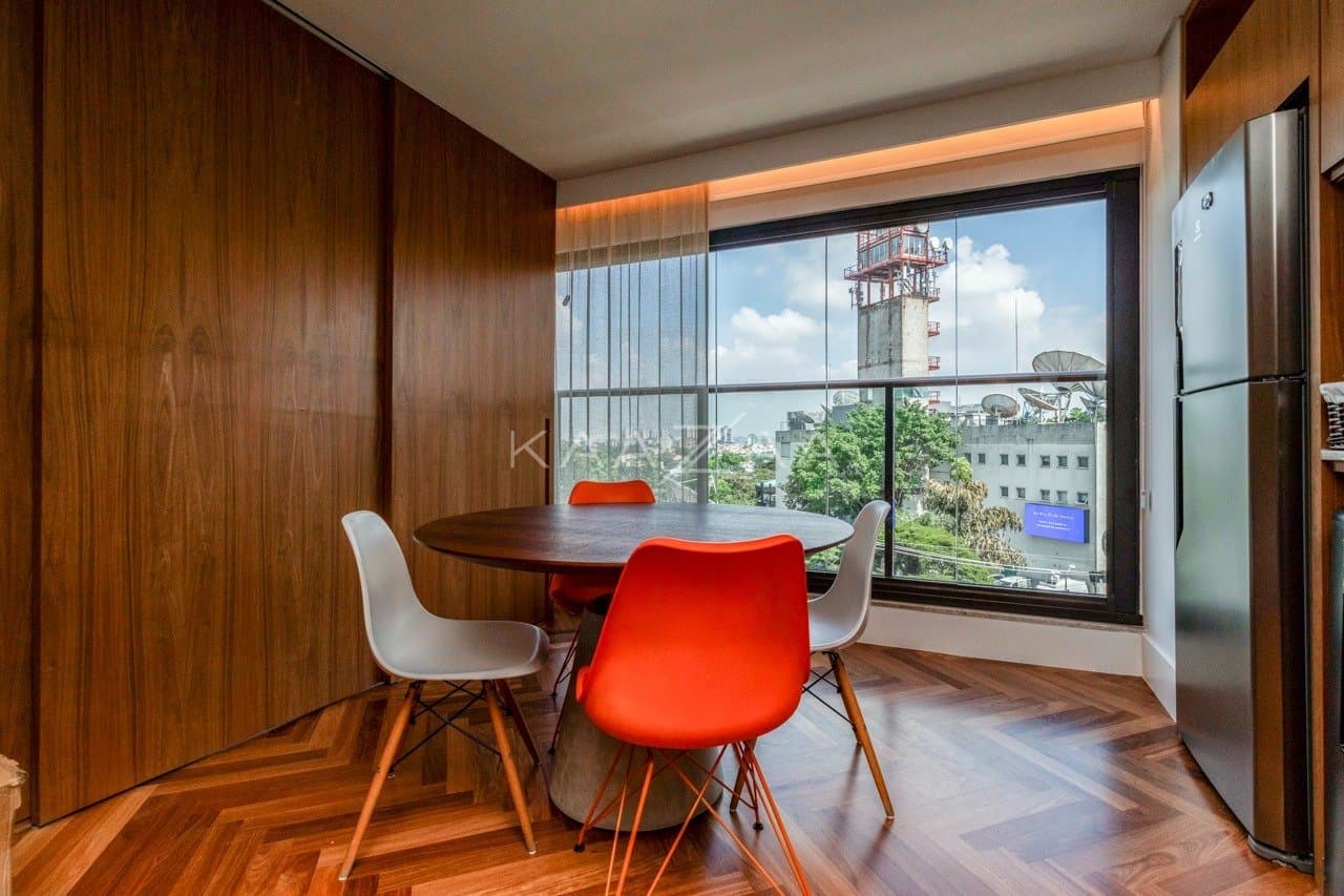 Muito vidro e luz natural com vista para as árvores. Apartamento no Jardim Guedala. - Foto 14
