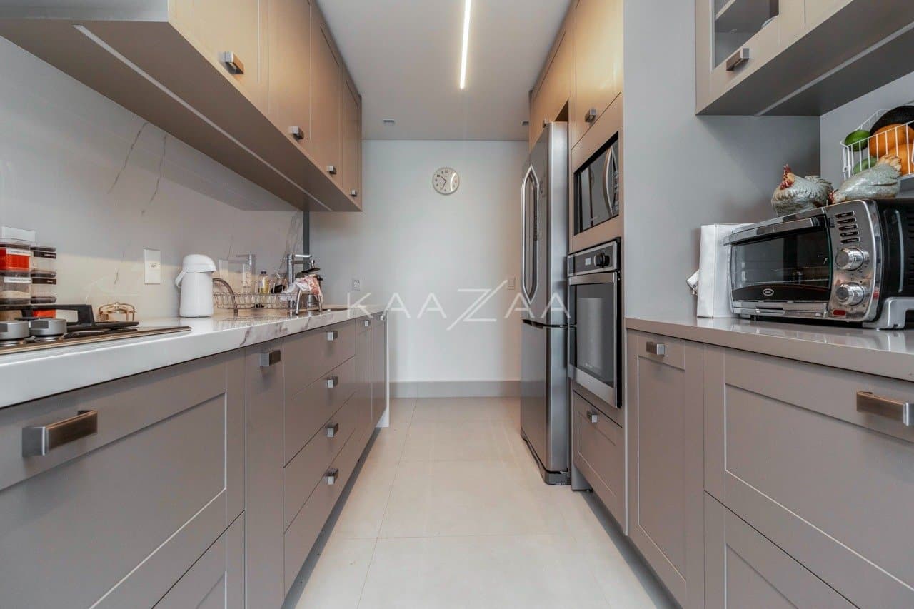 Muito vidro e luz natural com vista para as árvores. Apartamento no Jardim Guedala. - Foto 16