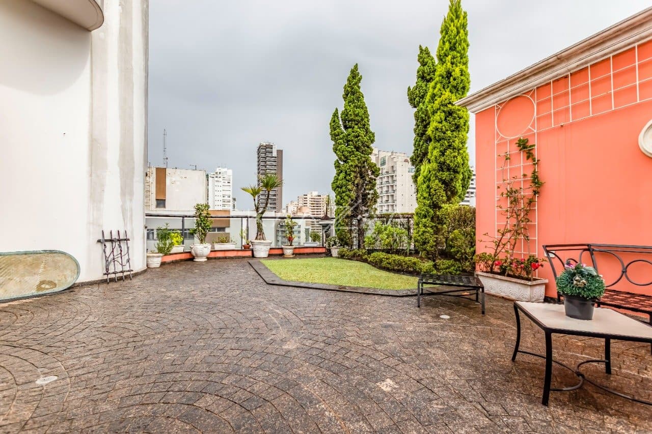 Para se viver envolvido por uma arquitetura elegante e detalhes clássicos, nesta Cobertura Duplex em Moema. - Foto 21