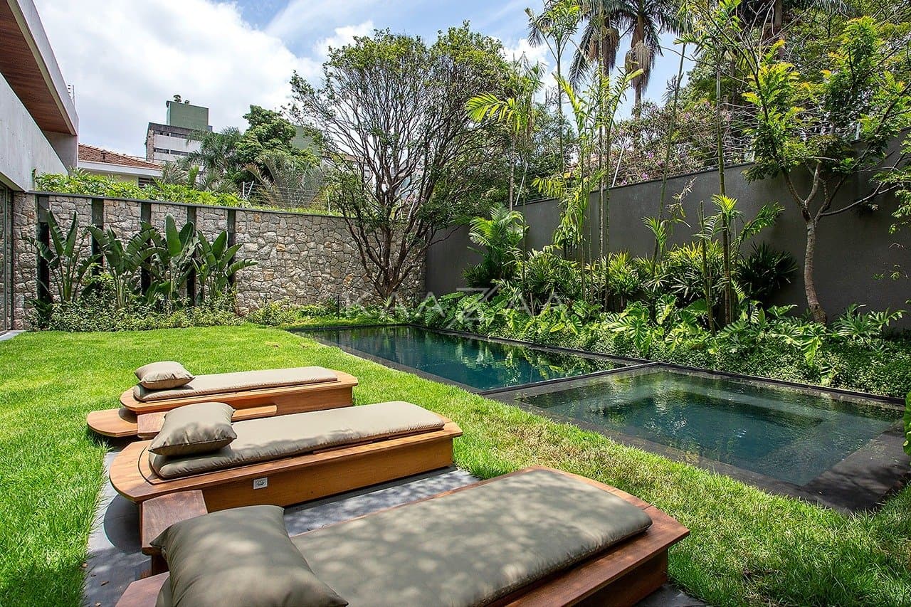 Contemporânea e toda mobiliada: casa com ambientes livres e jardim magnífico em rua fechada em Alto de Pinheiros. - Foto 16