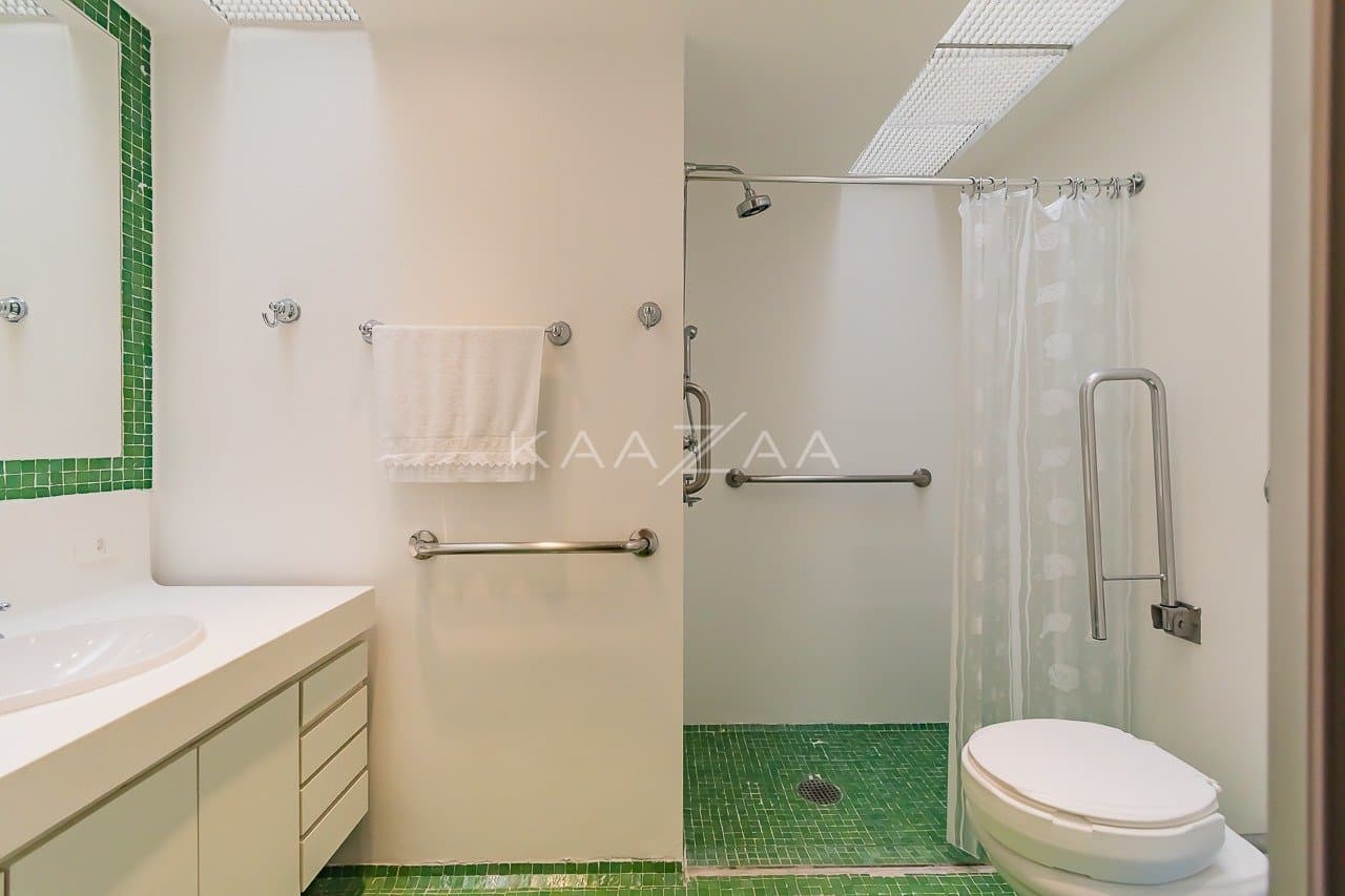 Casa espaçosa com 555 m² de bem-estar em Alto de Pinheiros, perfeita para receber. - Foto 47