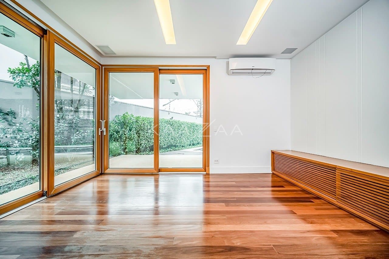 Que tal viver rodeado de muito verde em plena cidade grande? Esta casa no Jardim Lusitânia pode te proporcionar isso. - Foto 18