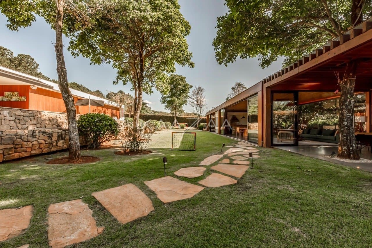 Casa térrea muito arejada, simplesmente impecável. Mobiliada com design, na Fazenda Boa Vista. - Foto 11