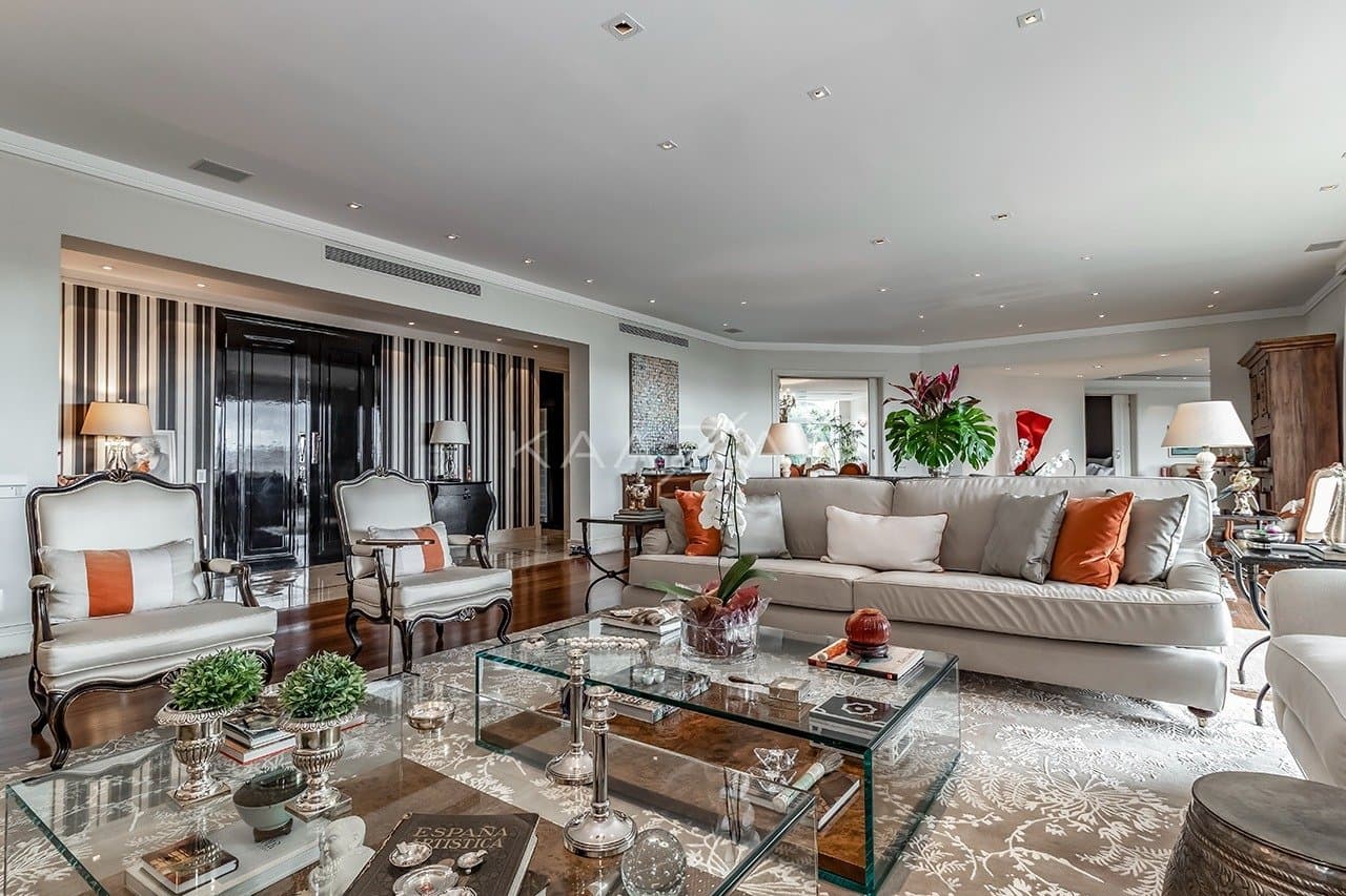 Ambientes suntuosos, planta ampla e vista panorâmica. Apartamento neoclássico no Jardim Guedala. - Foto 6