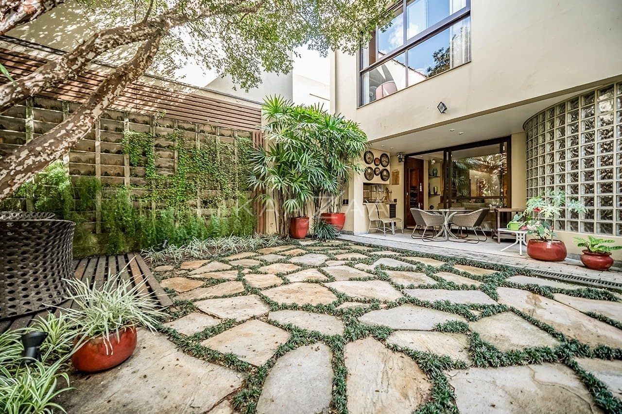 Espaços internos super amplos e um lindo jardim, nesta casa em localização cobiçada no Jardim Europa. - Foto 7
