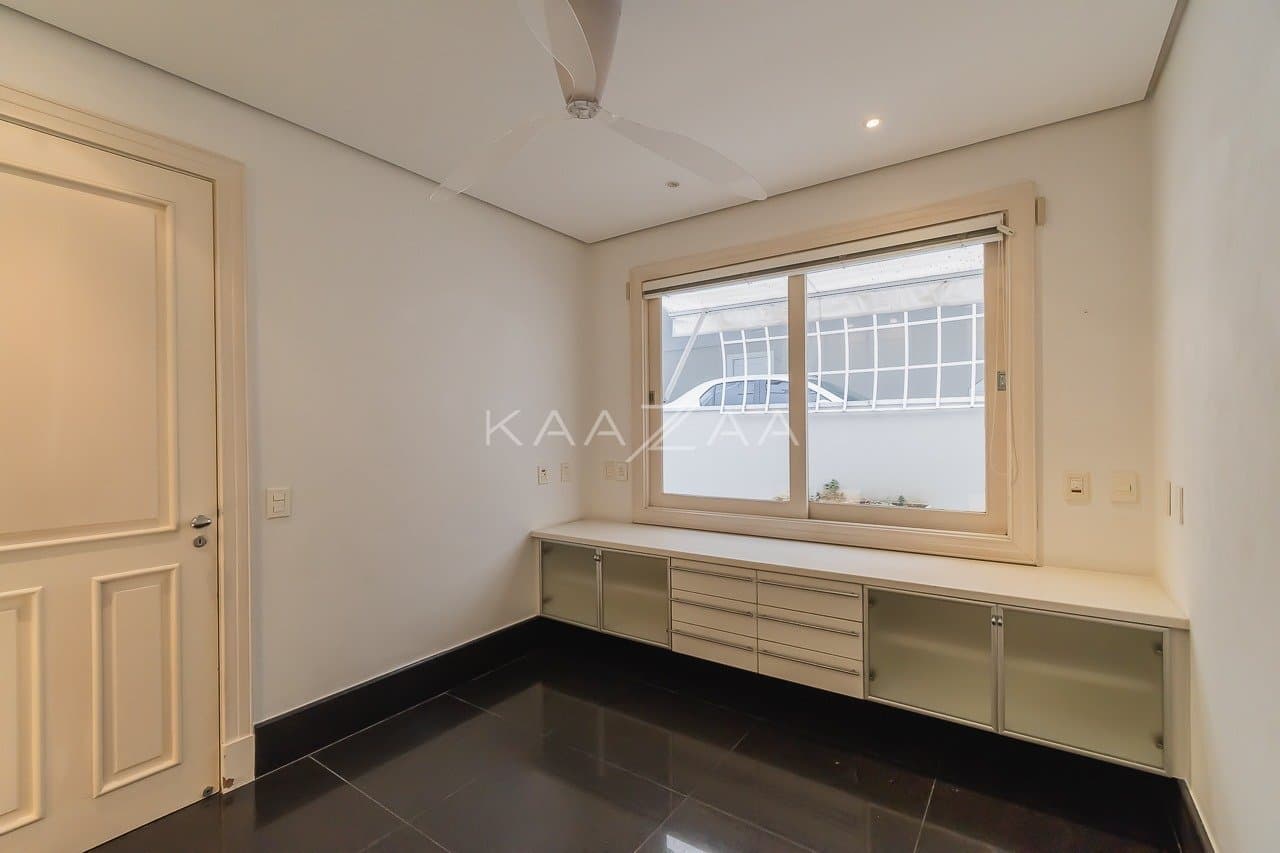 Espaços super amplos, muitos verdes e uma vista divina. Casa no estilo europeu, na Cidade Jardim. - Foto 14