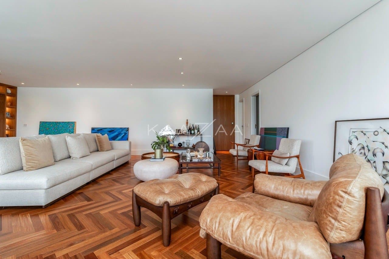 Muito vidro e luz natural com vista para as árvores. Apartamento no Jardim Guedala. - Foto 4