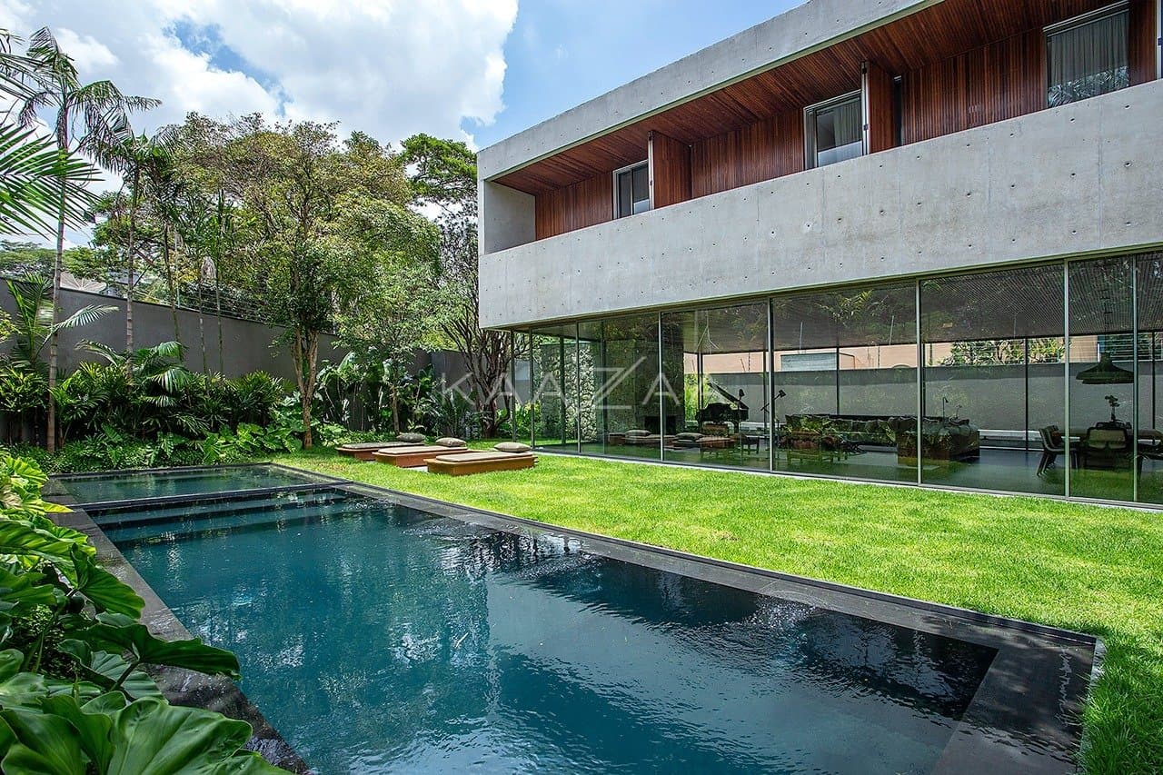 Contemporânea e toda mobiliada: casa com ambientes livres e jardim magnífico em rua fechada em Alto de Pinheiros. - Foto 2