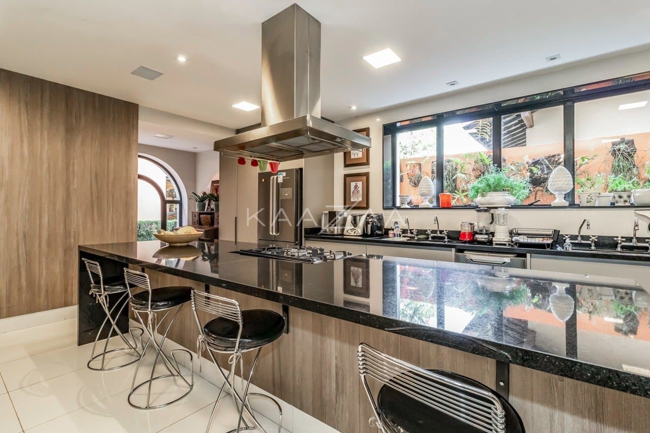 Casa deliciosa com lindo jardim e 4 suítes. Reformada, no Jardim Guedala. - Foto 35