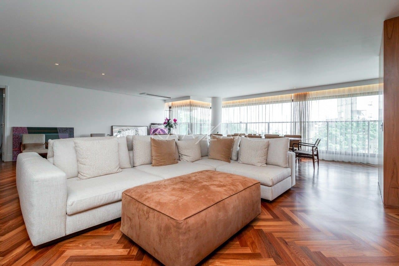Muito vidro e luz natural com vista para as árvores. Apartamento no Jardim Guedala. - Foto 9