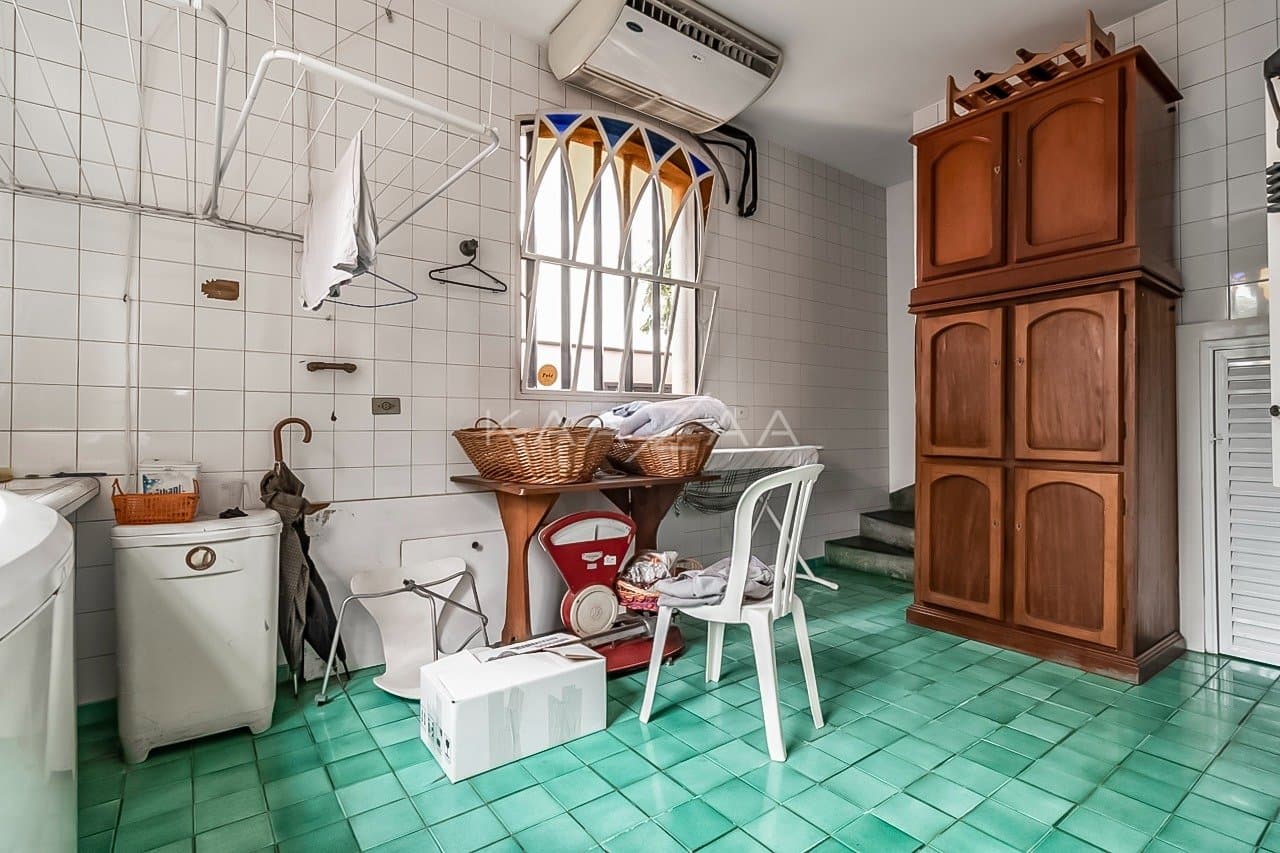 Casa cheia de potencial para reforma, com 1600 m² de terreno e um jardim exuberante em Alto de Pinheiros. - Foto 26