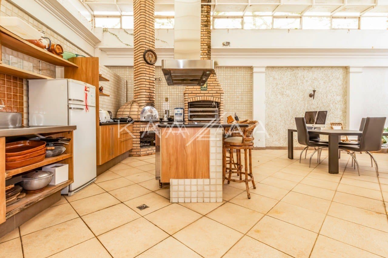 Amplitude e estilo em ambientes interessantes. Esta casa única fica em região privilegiada do Jardim Paulista. - Foto 4