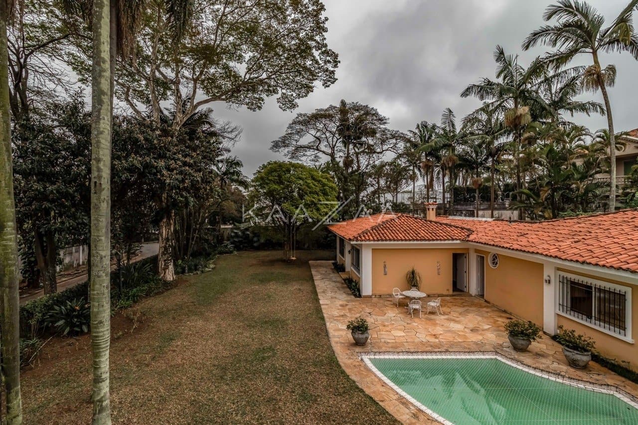 Casa clássica na Cidade Jardim com 4 suítes, piscina e terreno delicioso. - Foto 46