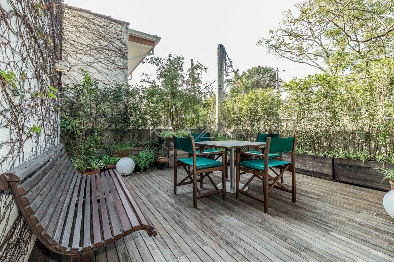 Uma mescla entre natureza e cidade grande se encontra nesta casa no Jardim Paulistano. - Foto 18