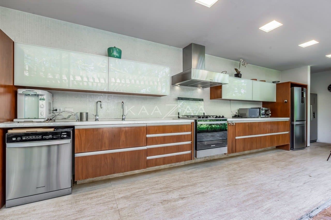 Casa térrea muito arejada, simplesmente impecável. Mobiliada com design, na Fazenda Boa Vista. - Foto 46