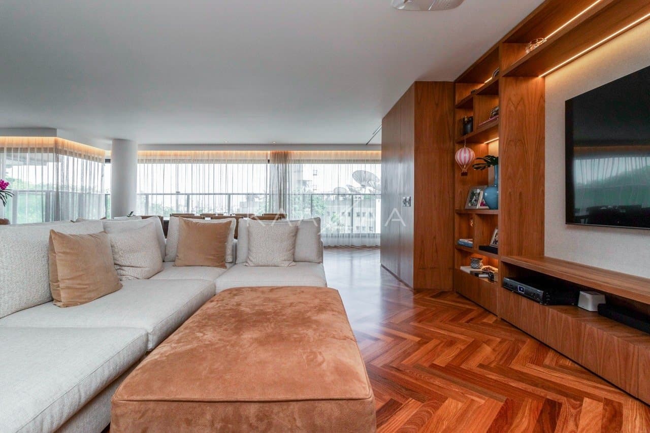 Muito vidro e luz natural com vista para as árvores. Apartamento no Jardim Guedala. - Foto 10