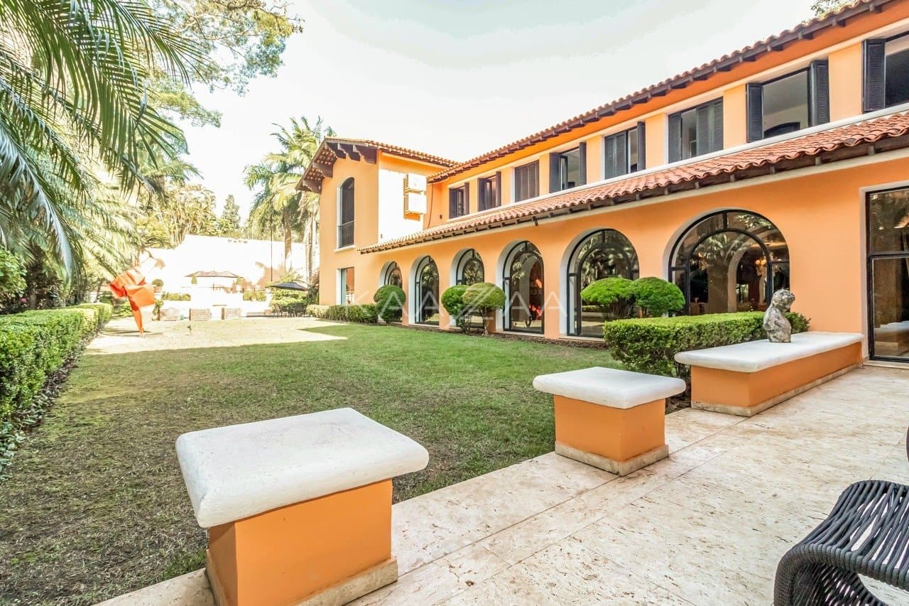 Casa deliciosa com lindo jardim e 4 suítes. Reformada, no Jardim Guedala. - Foto 13