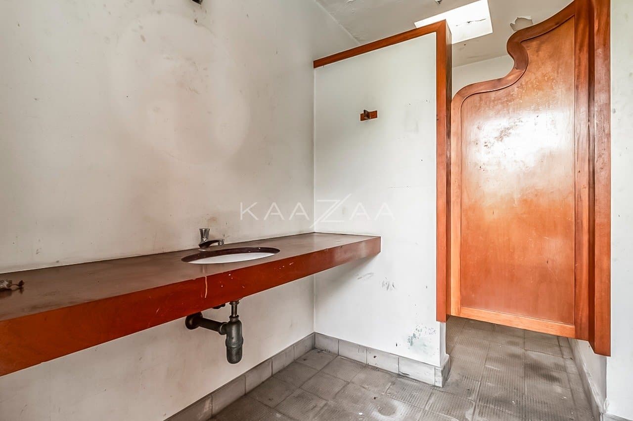 Casa cheia de potencial para reforma, com 1600 m² de terreno e um jardim exuberante em Alto de Pinheiros. - Foto 33