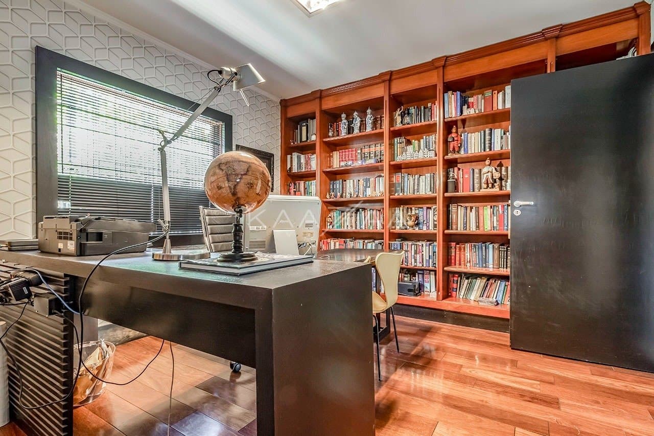 Casa pensada com bom gosto, materiais de primeira e muita brecha para o sossego. Em Alto de Pinheiros. - Foto 17
