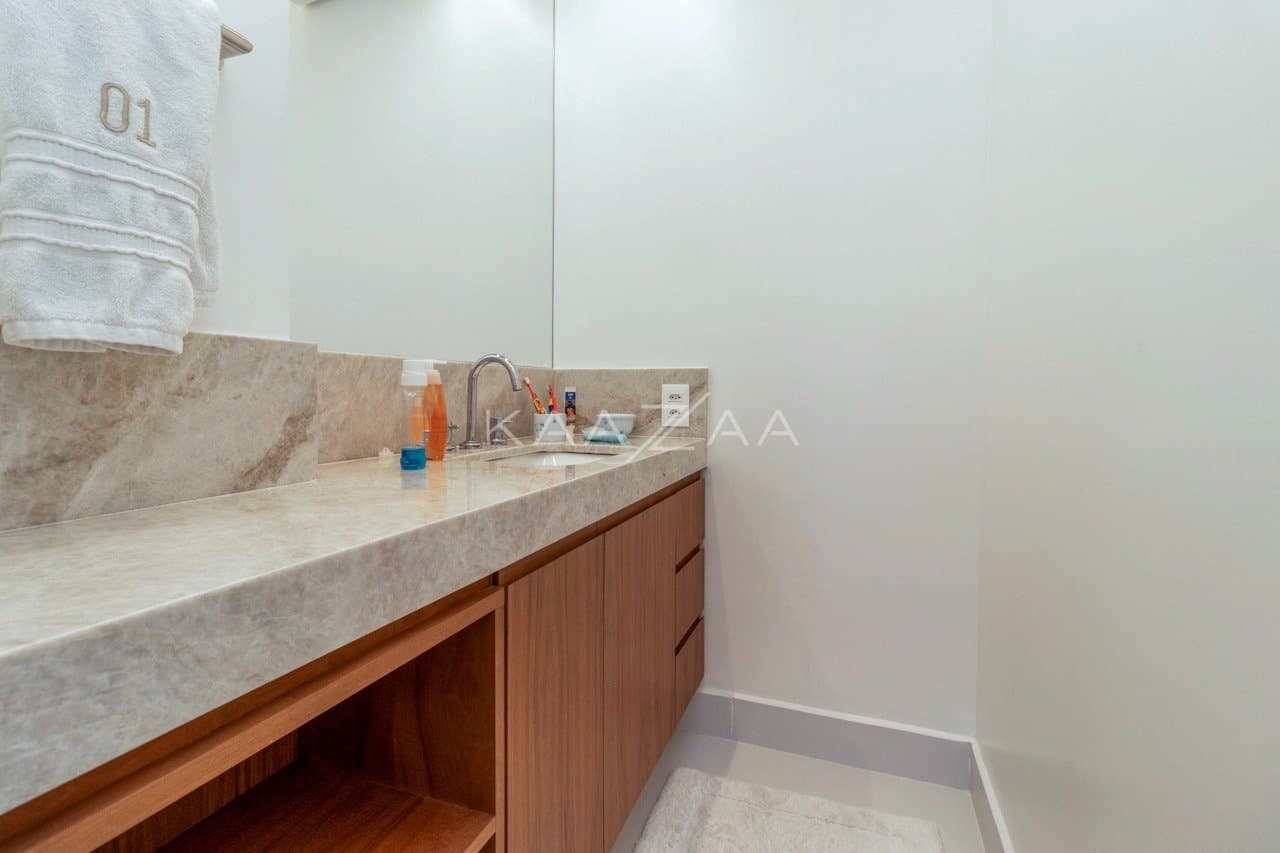 Muito vidro e luz natural com vista para as árvores. Apartamento no Jardim Guedala. - Foto 30