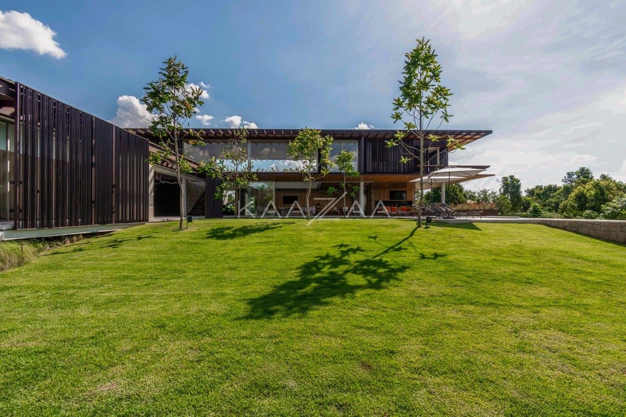 Casa contemporânea feita para interagir com a natureza ao redor. Projeto na Quinta da Baroneza. - Foto 7